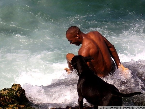 mi amigo y yo...
un cubano con su perro bañandose en el malecon de la habana,un dia que las aguas estaban moviditas..
