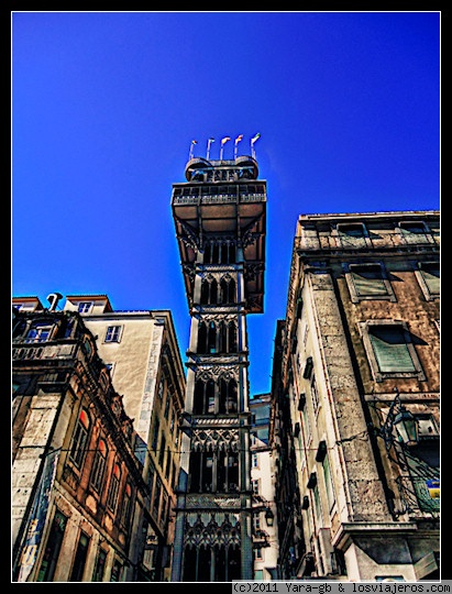 Elevador de Santa Justa (Lisboa)
Elevador en la ciudad de Lisboa.Arriba desde la terraza hay un bar y se ve una estupenda panoramica
