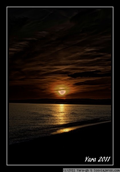 Ocaso en una playita de Cancelada (Malaga)
Una foto mas de una ocaso espectacular sobre todo por la forma de las nubes que le daban un aire tenebroso.
