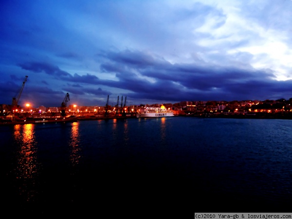 Puerto de Tanger (Marruecos)
La hora azul del atardecer en el puerto de Tanger
