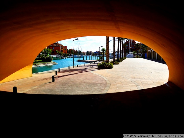 Puerto de Sotogrande (Cadiz)
Este puerto tiene una particularidad y es que tiene un muelle de atraque exterior y otro interior tipo veneciano.
