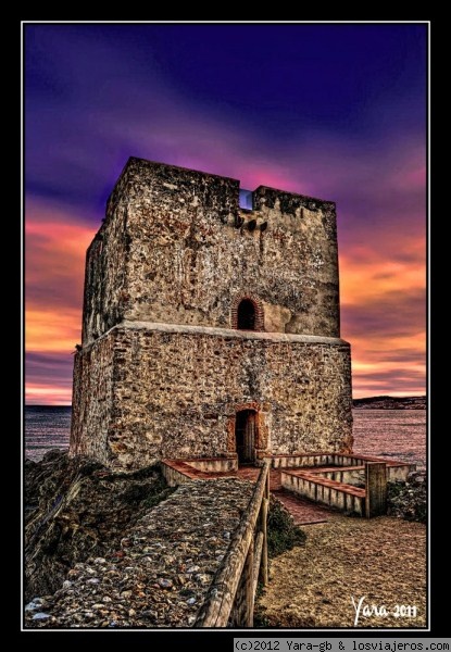 Manilva (Costa de Malaga)
Torre de la sal.Al parecer se trata de una obra islámica y más concretamente, por su tipología, nazarí aunque en 1575 estaba aun por terminar.
