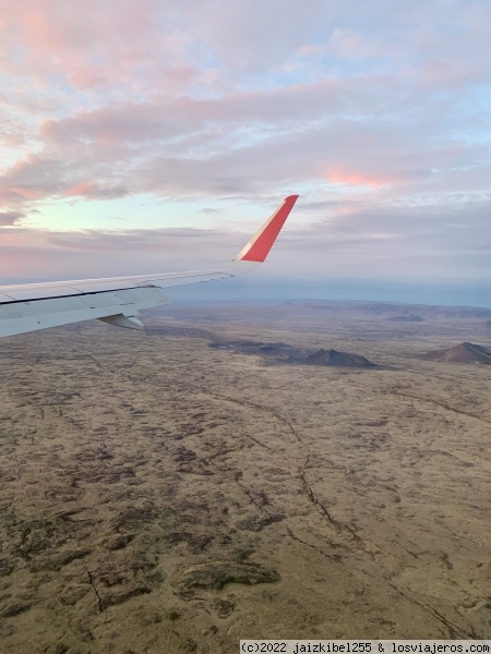 Sobrevolando Islandia
Llegada a Keflavik a las 01 de la mañana.
