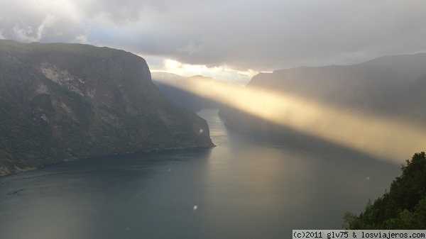 Fiordo de los sueños
Un día nublado en el fiordo de los sueños, con el sol abriéndose paso entre las nubes.
