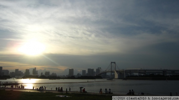 Rainbow bridge
La foto está tomada desde Odaiba, la isla artificial de Tokyo. Son las 4:30 de la tarde y ya se pone el sol en pleno verano (agosto-2010)
