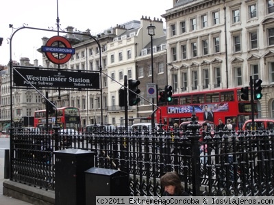 ¿Entramos al metro?
Boca de entrada de metro de la Parada de Westminster situada en Whitehall
