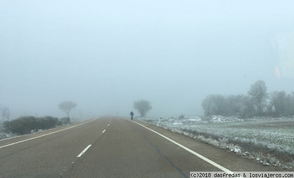 Carretera Sahagun Nieve
Ciclista en la carretera cerca de Sahagún en Enero, con nieve y niebla.
