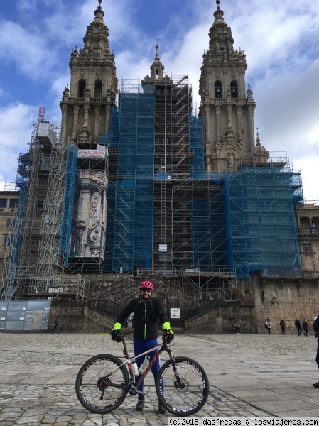 Plaza del Obradoiro en Santiago de Compostela
Peregrino ciclista en la plaza del Obradoiro en Santiago de Compostela
