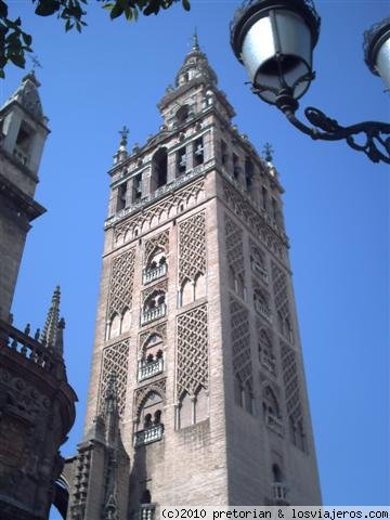 La Giralda. Sevilla
Los dos tercios inferiores de la torre corresponden al alminar de la antigua mezquita de la ciudad, de finales del siglo XII, en la época almohade, mientras que el tercio superior es un remate añadido en época cristiana para albergar las campanas.
