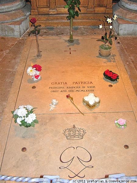Tumba de la Princesa Grace
Gracia, Princesa de Mónaco, nacida Grace Patricia Kelly (12 de noviembre de 1929 - 14 de septiembre de 1982) fue una actriz estadounidense quien al contraer matrimonio con el Príncipe Raniero III de Mónaco, se convirtió en Su Alteza Serenísima la Princesa Gracia de Mónaco.
