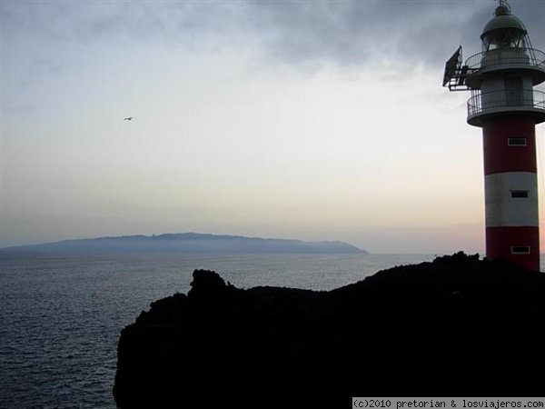 Faro de Teno. Tenerife
Se observa la silueta de la isla de La Gomera desde el Faro de Teno en Tenerife. El faro se encuentra en la punta más al Oeste de Tenerife. Cuenta una leyenda que desde aquí iba nadando Jonay, hijo de un rey guanche, a ver a su enamorada Gara que a su vez era hija de un rey aborigen de La Gomera.
