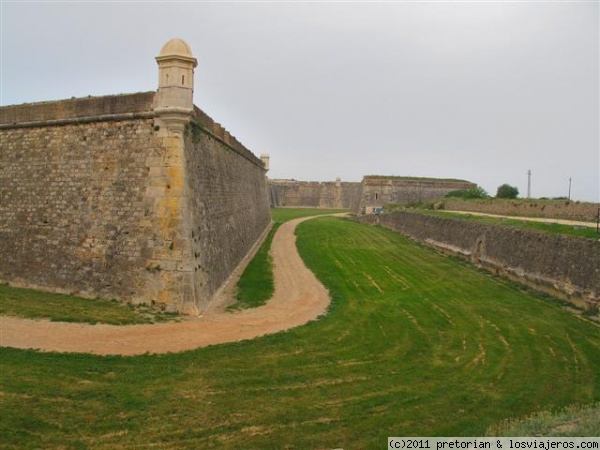 Castell de Sant Ferran de Figueres
Parte del Castell de Sant Ferrán (Castillo de San Fernando) situado en Figueras. Las obras fueron iniciadas el día 4 de septiembre del año 1753 y en 1766, reinando ya Carlos III, la Fortaleza fue entregada al Ejército. Es la mayor fortaleza europea del Siglo XVIII.
