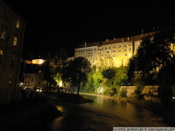 Castillo de Cesky Krumlov
Vista del castillo de Cesky Krumlov de noche desde el puente principal.

