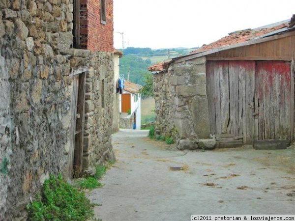 Aldea de Escuadrio
Callejuela en la aldea de Escuadrio, Trives, provincia de Orense. Galicia
