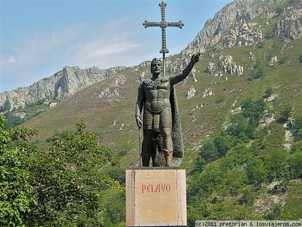 Estatua de Don Pelayo
Don Pelayo fue el primer monarca del reino de Asturias, que rigió hasta su muerte en el año 737. En el año 722 aniquiló al ejército musulmán de Munuza en lo que se conoce como la Batalla de Covadonga.
