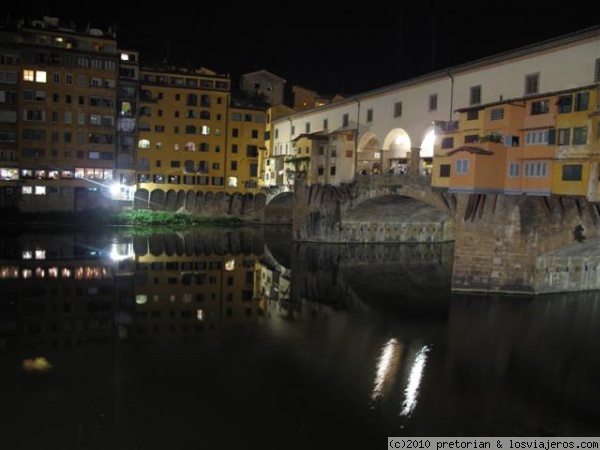 Ponte Vecchio de noche
Vista nocturna del Ponte Vecchio en Florencia.
