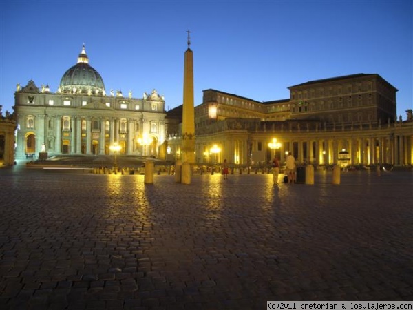 Basílica de San Pedro
Vista nocturna de la Basílica y de la Plaza de San Pedro. El Vaticano es el país más pequeño del mundo y el único que tiene el latín como lengua oficial.
