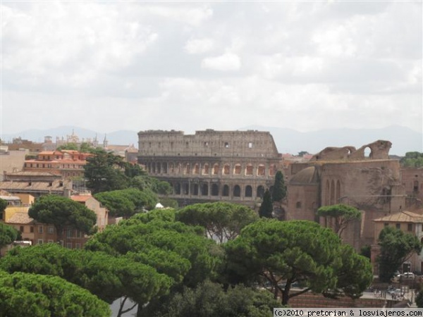 Coliseo y Foro
Vista en primer plano del Coliseo (anfiteatro Flavio) y de parte del Foro romano a la derecha. Fotografía tomada desde lo alto del monumento de Plaza Venecia.
