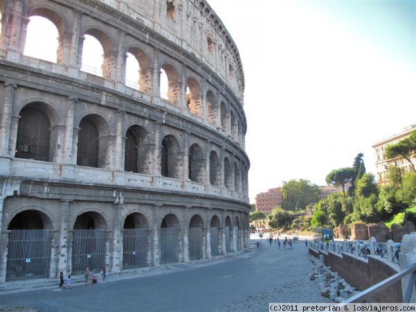 El Coliseo
El Coliseo es un gran anfiteatro de la época del Imperio romano, construido en el siglo I en el centro de la ciudad de Roma. Originalmente era denominado Anfiteatro Flavio (Amphitheatrum Flavium), en honor a la Dinastía Flavia de emperadores que lo construyó.
