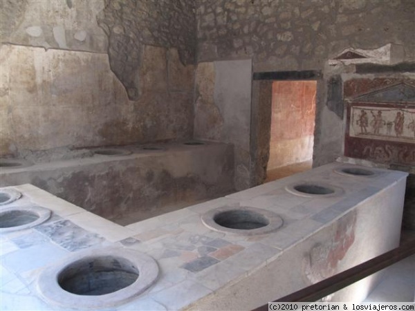 Taberna de la antigua ciudad de Pompeya
Esto es lo que queda de una taberna romana en la ciudad de Pompeya. Esta ciudad quedó sepultada bajo las cenizas del volcán Vesubio en el año 79 d.C.
