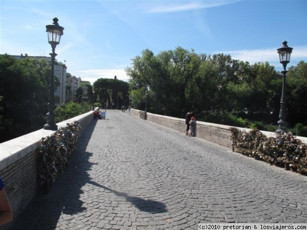 Candados en el Ponte Milvio
Candados colocados en el Ponte Milvio de Roma. La tradición dice que para sellar un amor entre dos personas debes venir aquí, colocar un candado con vuestros nombres y tirar las llaves al río.
