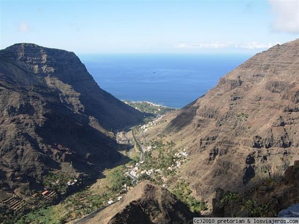 Valle Gran Rey. La Gomera
Vista del pueblo de Valle Gran Rey desde el mirador junto a la carretera que lleva a este magnífico pueblo costero.
