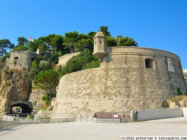 Fortín defensivo de Mónaco
Pequeño fortín defensivo que se encuentra en una de las subidas al Palacio de los Grimaldi.
