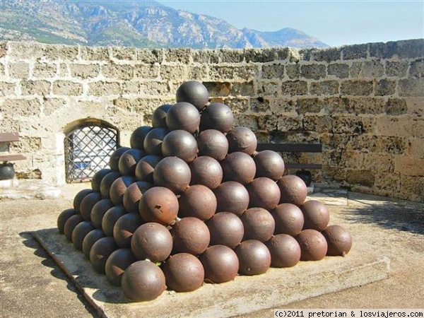 Fortín defensivo de Mónaco
Detalle del apilamiento de balas de cañón para la defensa de la Ciudad-Estado de Mónaco del ataque de piratas y de otras naciones.
