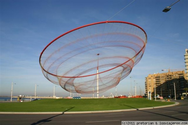 Matosinhos
Plaza de la Ciudad de Salvador. Es la plaza más conocida y la primera que te encuentras al llegar a Matosinhos. La escultura es una red de las que se usan en los barcos de pesca de arrastre.
