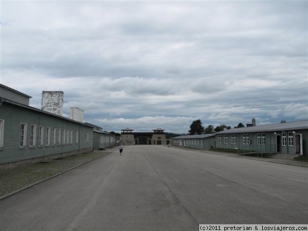 Barracones del KZ Mauthausen
Barracones del Campo de Concentración de Mauthausen. Se encuentra situado en el pueblo de Mauthausen, a 25 kmts. de Linz, en Austria. En este campo murieron alrededor de 7000 españoles en la Segunda Guerra Mundial. En alemán se denomina KZ Mauthausen que significa KonZentrationslager Mauthausen.
