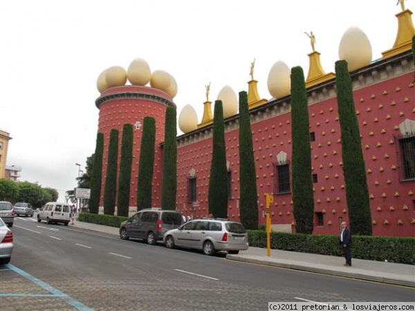 Teatro Museo Dalí
Esta es la fachada más conocida del Teatro Museo Dalí, situado en Figueras, Gerona. Fue un teatro construído en 1849 y destruído durante la Guerra Civil.La trasformación en museo fue llevada a cabo por Ramón Guardiola Rovina en 1960. La inauguración oficial llega el 28 de octubre de 1974.
