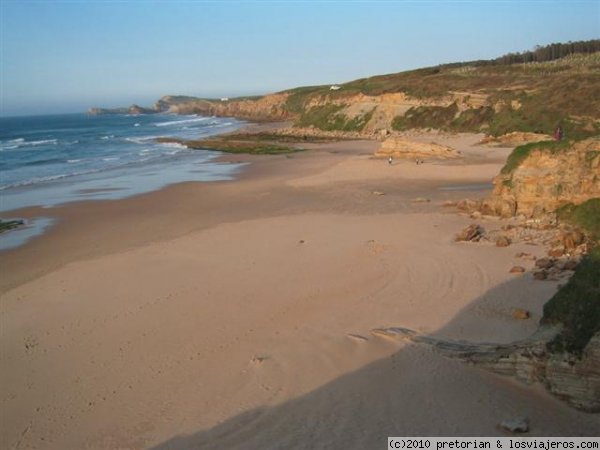 Playa de Liencres. Cantabria
Es una de las dos playas que están situadas junto al Parque Natural de las Dunas de Liencres. Limita además en su extremo occidental con la desembocadura del río Pas, y al este con la playa de Canallave.
