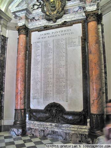 Placa de los Papas
Placa de mármol dónde se detalla el nombre y fecha de muerte de todos los Papas que han regido la Iglesia Católica y que se encuentran enterrrados en las catacumbas de la Basílica. El primero fue San Pedro en el año 64 y el último Juan Pablo II en el año 2005.
