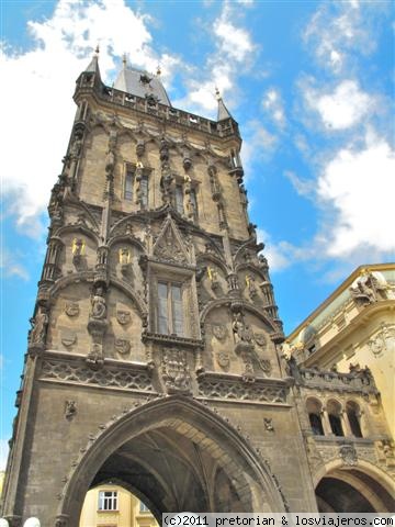 Torre de la Pólvora
La Torre de la Pólvora es una torre gótica de la Ciudad Vieja de Praga y durante la Edad Media fue una de las puertas de la ciudad. Fue construida en 1475.
