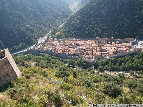 Villefranche-de-Conflent
Preciosa villa medieval enclavada en pleno centro de Los Pirineos franceses. Fue fundada en el año 1090 por el Conde de Cerdanya, Don Guillermo Ramón. Esta villa está enclavada junto al Río Têt.
