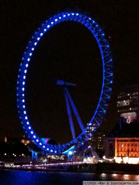 The London Eye
Esta es sin duda la noria más grande del mundo y una de las atracciones turísticas más llamativas de Londres. Se encuentra cerca del Big Ben, en la otra orilla del río, y sobre todo de noche es un espectáculo por la iluminación.
