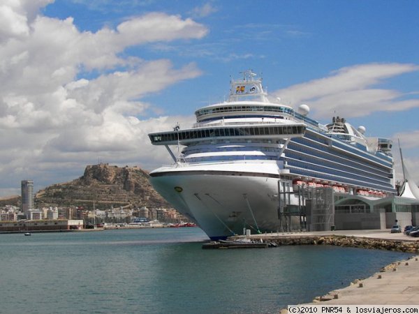 Crucero atracado en el puerto de Alicante
Crucero en Alicante
