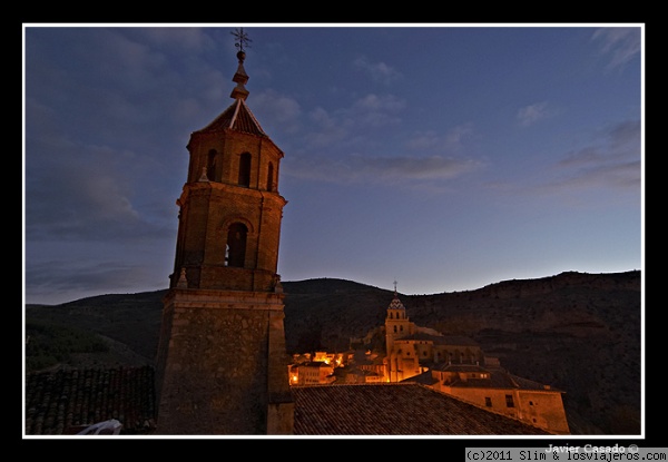 Iglesia y catedral de Albarracin
Foto tomada en las primeras horas de la noche en Albarracín, en primer plano el campanario de la Iglesia y al fondo la Catedral iluminada.
