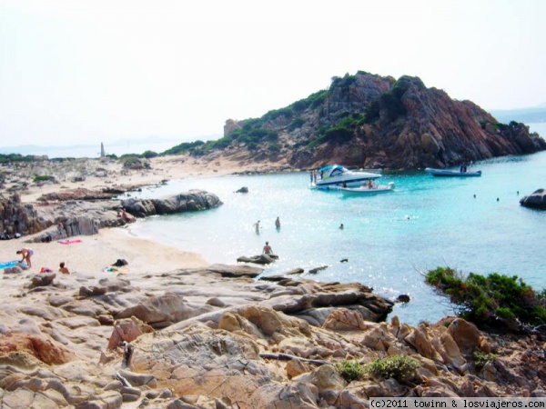 Spargi
Cala al este de la isla, al fondo se puede ver el monumento militar de la playa de entrada. Isla Spargi

