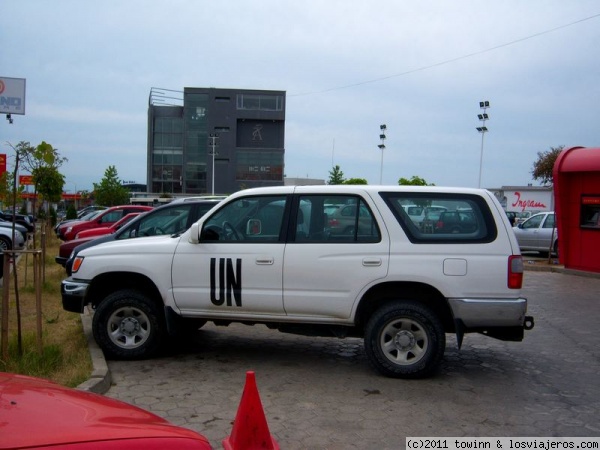 United Nations Car
Vehiculo de  Naciones Unidas aparcado en las afueras de la ciudad. Pristina
