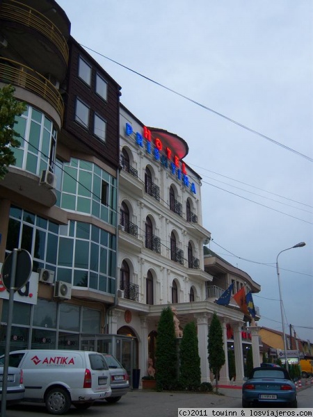Hotel Pristina
Hotel Pristina, el unico que funcionaba durante la guerra, alli se reunian militares espias y traidores. Pristina
