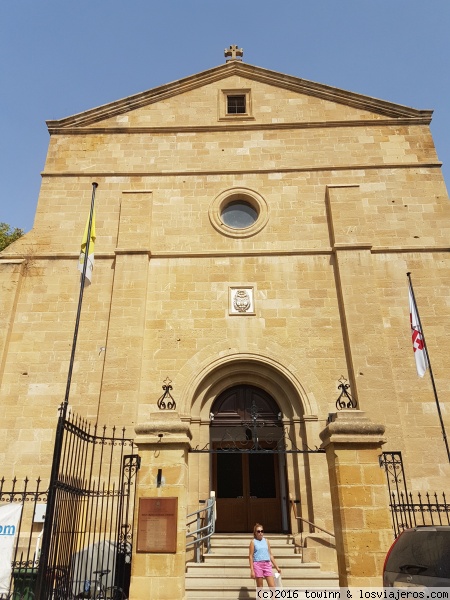 Iglesia Catolica Romana en Nicosia
Iglesia Catolica Romana en Nicosia, justo sobre la linea verde que divide la parte griega y la turca.
