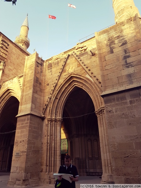 Catedral de Santa Sofia
Hoy convertida en la mezquita Selimiye, se encuentra en la parte turca de la ciudad.
