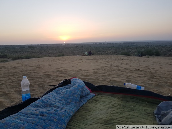 Amanecer en el desierto de Thar
Lejos de la civilizacion cerca del area de 30 km de la frontera India-Pakistan
