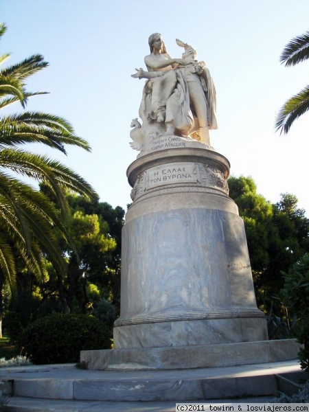 Estatua
Estatua junto al temlo de Zeus. Atenas
