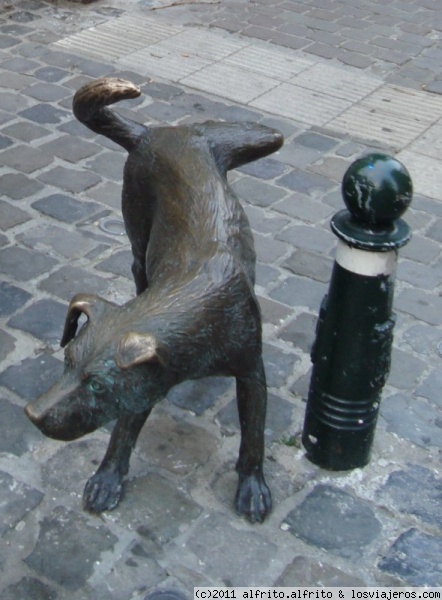 Zinneke pis - Bruselas
Zinneke pis, versión canina del Manneken pis y de la Janneken pis (el bolardo estaba antes) - Esquina de Rue des Chartreux con Rue du Vieux-Marché - Bruselas
