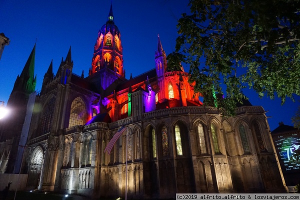 Cathédrale Notre-Dame de Bayeux
Catedral de Bayeux por la noche, con la iluminación previa al espectáculo de L'arbre de la Liberté
