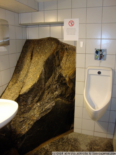 Baño en tienda de recuerdos de acceso a Rhonegletscher (Furkapass)
El hombre civilizado se enfrenta a su instinto ..... y puede mas el instinto (o eso o será que los tíos somos unos guarros, como dicen algunas). El cartel ruega en varios idiomas (sin mucho éxito, según mi nariz) que no se hagan aguas menores sobre la piedra.
