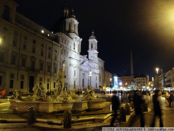 Noche en Piazza Navona
Piazza Navona de noche, con la Fontana del Moro en primer término, la iglesia de Sant'Agnese in Agone detrás y el obelisco de la Fontana dei Quattro Fiumi a la derecha.
