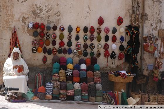 Elaborando artesania- Essaouria
Con gran eficacia y gusto, este hombre elabora sus gorras para venderlas en su puesto callejero.
